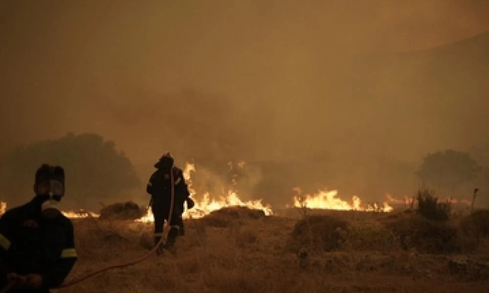 Φωτιά στα Βίλια: Ανησυχία για το μέτωπο που κατευθύνεται προς Καντήλι Μεγάρων και το Πεδίο Βολής